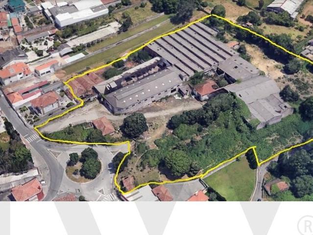 Terreno com 18.910 m2 com vários Armazéns para restauro ou para construção de Prédios e Moradias