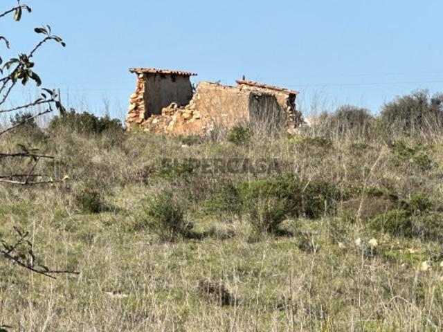 Terreno com 20.500 m² e uma ruína que pode ser aumentada em Bensafrim, Lagos