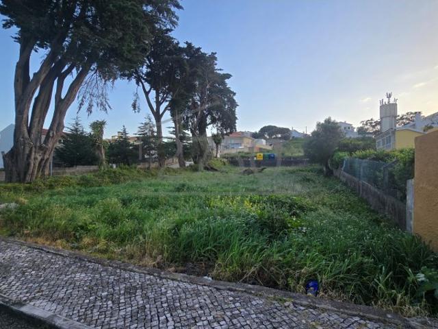 Terreno com 2720m2 para 6 Moradias ou 3 Blocos em Bicesse