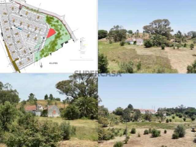 Terreno com 475000 m2 4,75 ha, com uma ruína de 200 m2 e um PIP aprovado para 44 lotes de moradias com entre 413 m2 e 1298 m2, área total de construção de 13.616 m2, entre a urbanização de moradias Ana Gomes e a Quinta da Amozade, em Setúbal