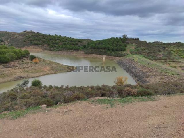 TERRENO COM 36.640 M2 JUNTO AO LAGO POSSIBILIDADE DE CONSTRUÇÃO ARMAZÉM PISA BARRO CASTRO MARIM ALGARVE