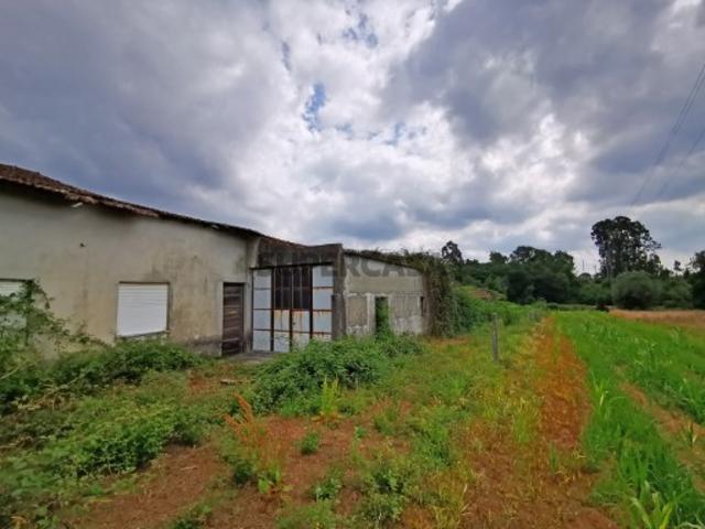 Terreno com 3.207m² e Construção Existente em Meixedo