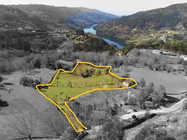 Terreno com 3.300 m² no Gerês – A 5 Minutos do Rio Caldo