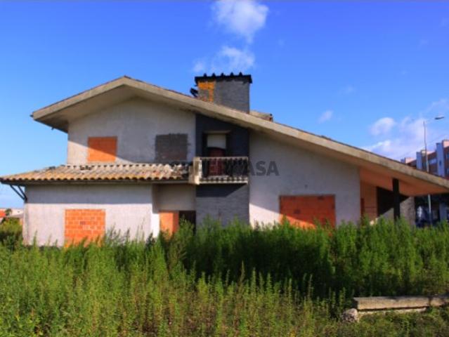 Terreno com viabilidade de construção de 2 edifícios em altura