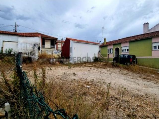 Terreno com viabilidade de construção de 6 apartamentos em Leiria