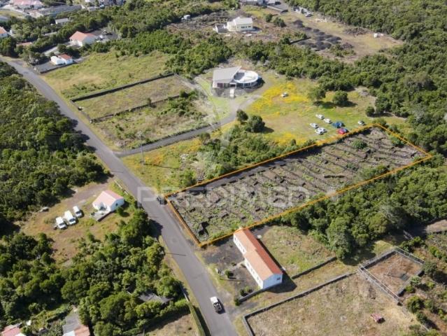 Terreno com viabilidade de construção nas Bandeiras