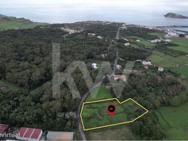 Terreno com viabilidade de construo na zona do Pinheiro, Praia, Ilha