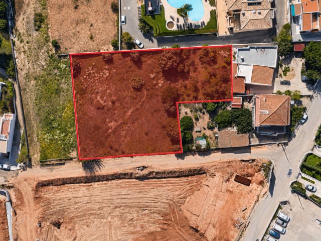 Terreno com viabilidade para 3 moradias T5 em Montenegro, Faro