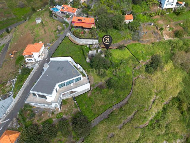 Terreno com Vista Mar em Zona Privilegiada Calheta