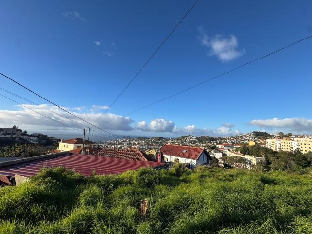 Terreno com Projeto Aprovado para Duas Moradias com Vista Panorâmica
