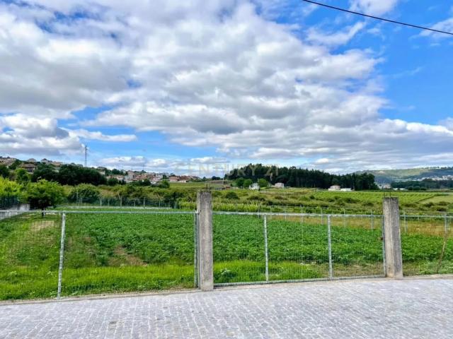Terreno com Vista Panorâmica em Felgueiras