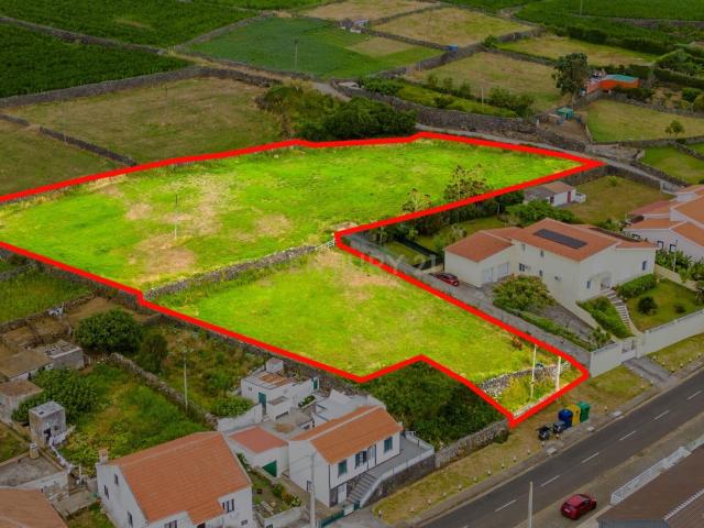 Terreno com vista sobre os Ilhéus em Porto Judeu Ilha Terceira