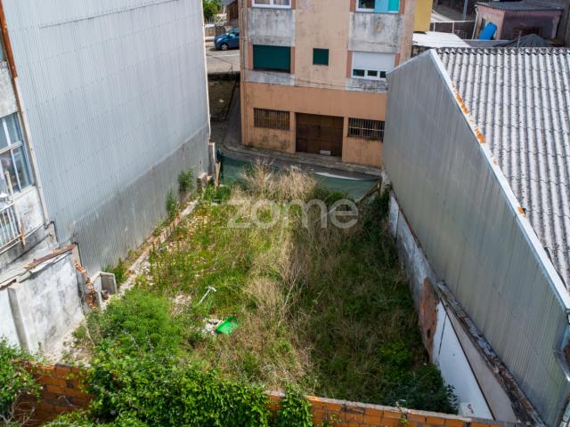 Terreno com alvará de construção, perto do Parque Porto Oriental
