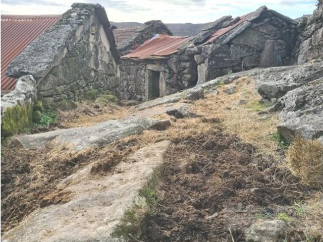 Terreno com Anexos em Pedra