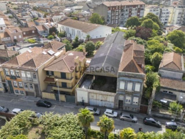 Terreno com Armazém, com projeto aprovado