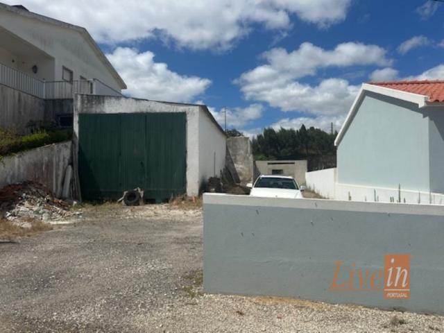 Terreno com Armazém junto a Campelos