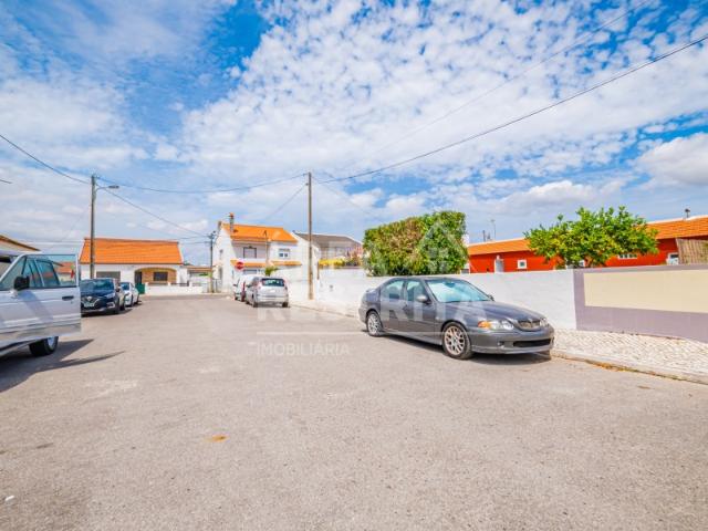 TERRENO COM BENFEITORIA T3 EM SARILHOS GRANDES MONTIJO