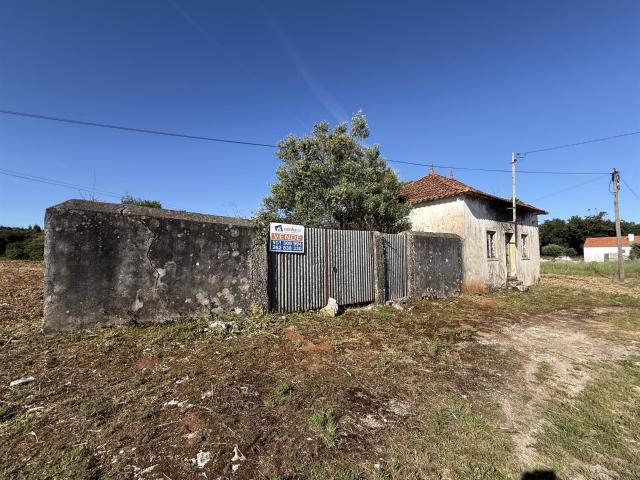 Terreno com casa e anexo para restaurar Turquel, Alcobaça 146m² Turquel