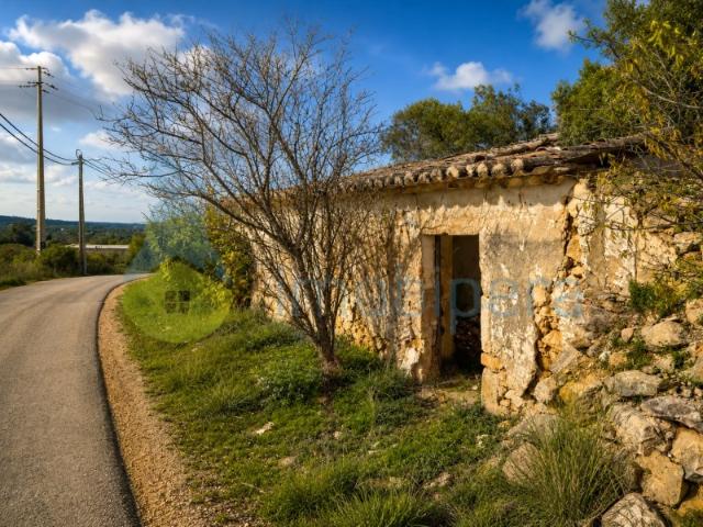Terreno com casa para reconstruir em Benagaia Pera