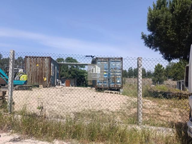 Terreno Com Contentores