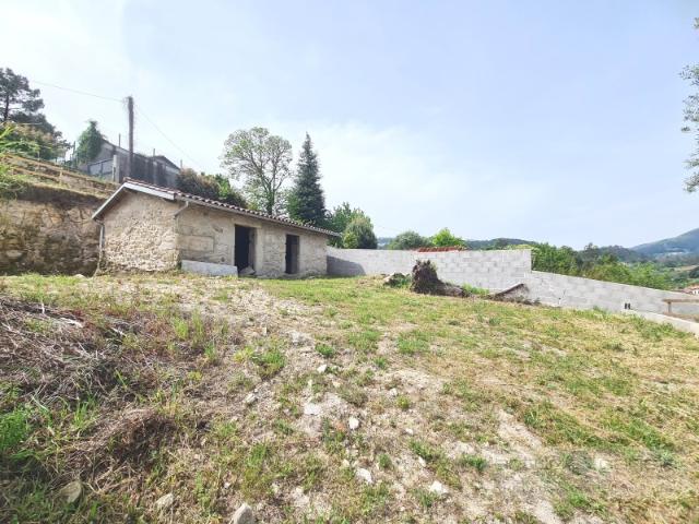 Terreno com Construção em Pedra