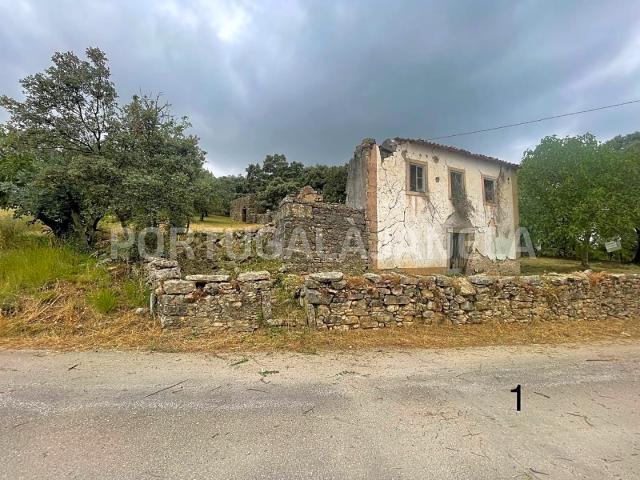 Terreno com duas ruinas em pedra