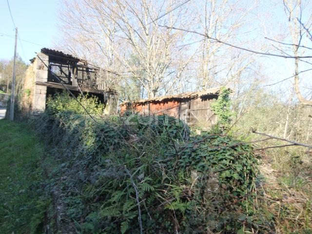 Terreno com grande debulha e varanda de pedra em Cabeiras De Basto