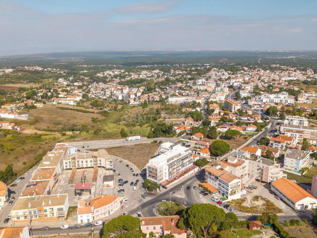 Terreno com loteamento e comunicação prévia, para construção de 45 fogos prédio residencial em Sesimbra Castelo