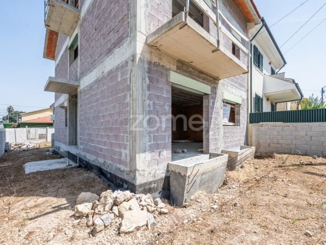 Terreno com Moradia em Construção T3 Pedroso, Vila Nova de Gaia