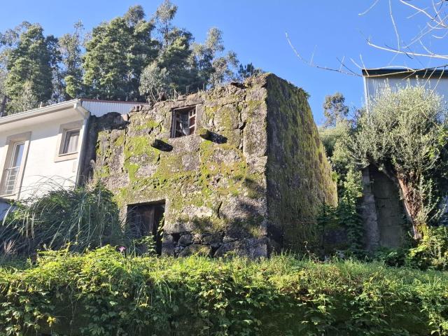 Terreno com Moradia em pedra, em Valdreu – Vila Verde
