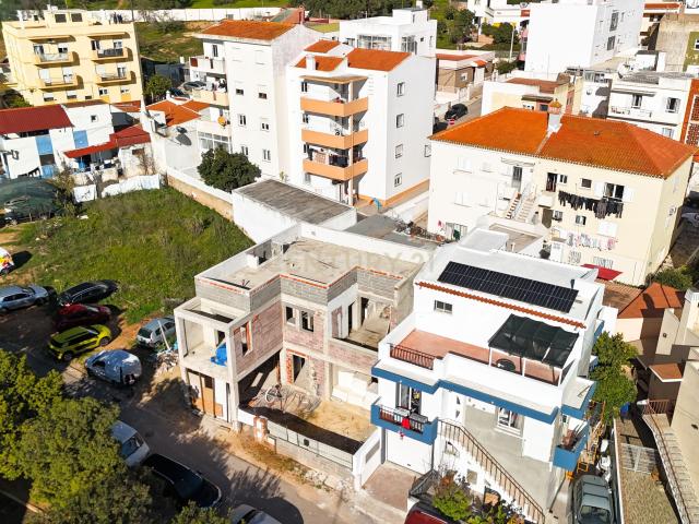 Terreno com Moradia T3+1 em Construção em Portimão