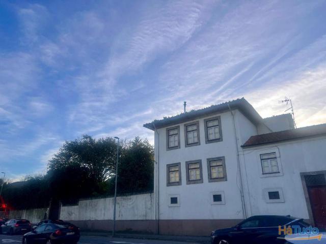 Terreno com moradias em Paranhos para Reabilitação e Ampliação | 26074066076