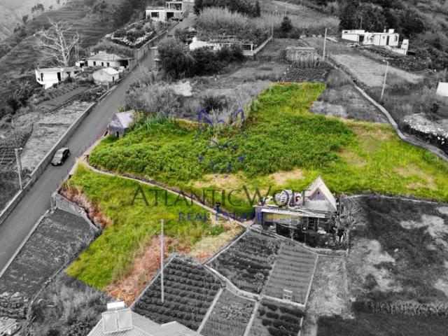 Terreno com Palheiro na Lombada da Ponta do Sol Vista 360º e Potencial de Ouro