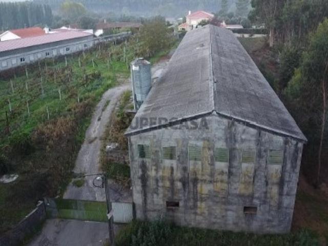 Terreno com pavilhão para possível construção de moradias em banda