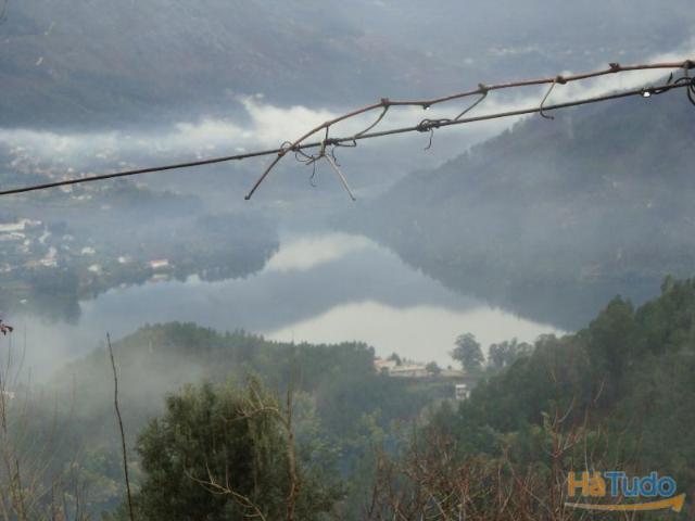 Terreno com possibilidade de construção, perto da agua na Barragem da Caniçada com aproximadamente 4400m2. | 26083709205