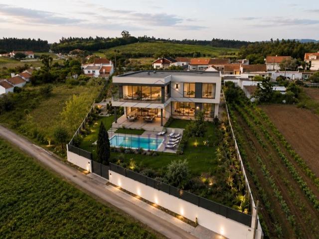 Terreno com Potencial de Construção e Vista Serra de Montejunto Bombarral