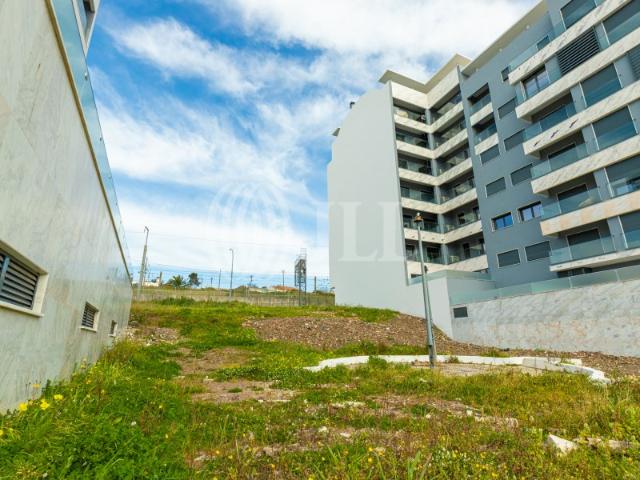 Terreno com projecto habitação, na Venteira, Amadora