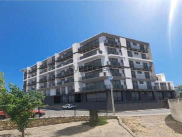 Terreno com projeto aprovado para 46 apartamentos em Quarteira