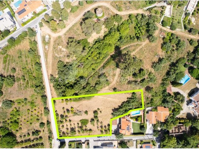 Terreno com projeto aprovado para cinco moradias em Setúbal