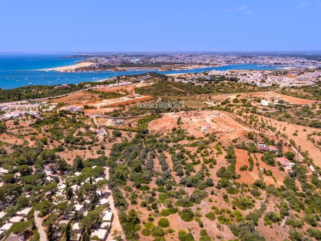Terreno com Projeto Aprovado para Hotelaria em Ferragudo com Vista de Campo