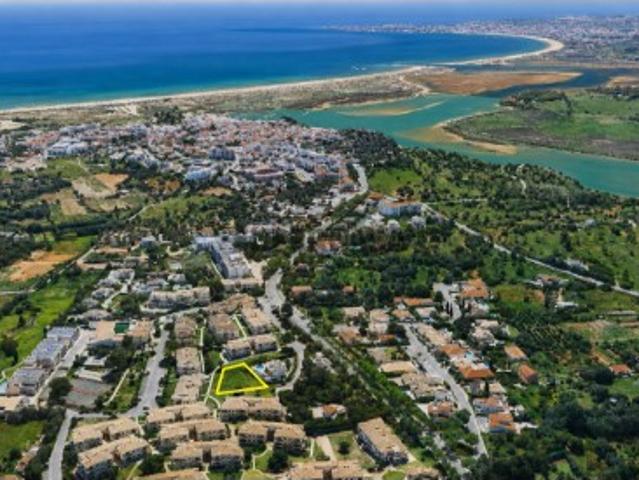 Terreno com Projeto Aprovado para Moradia Contemporânea de Luxo