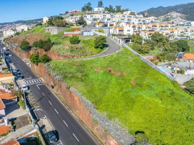 Terreno com Projeto Aprovado para Moradia Contemporânea T3 | Pico das Romeiras, Santo António