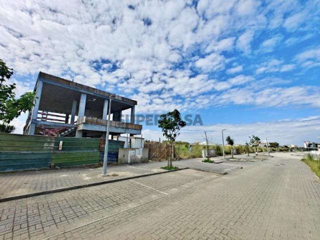 Terreno com projeto de moradia T4 junto á barragem