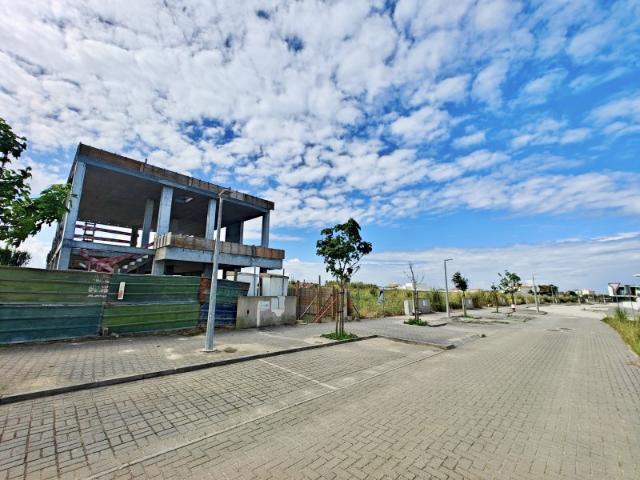 Terreno com projeto de moradia T4 junto á barragem