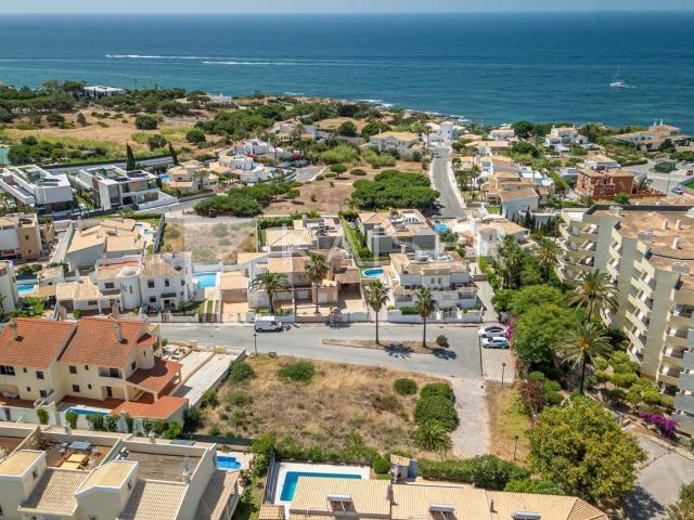 Terreno com projeto para uma moradia geminada de 3 quartos, com jardim, piscina e terraço no telhado com vista para o mar, a uma curta distância a pé das praias