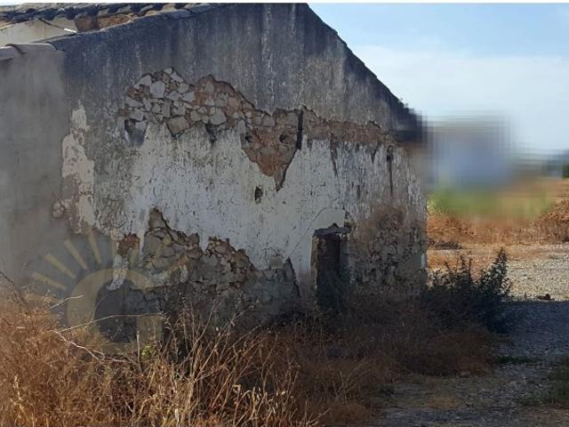 Terreno com ruína