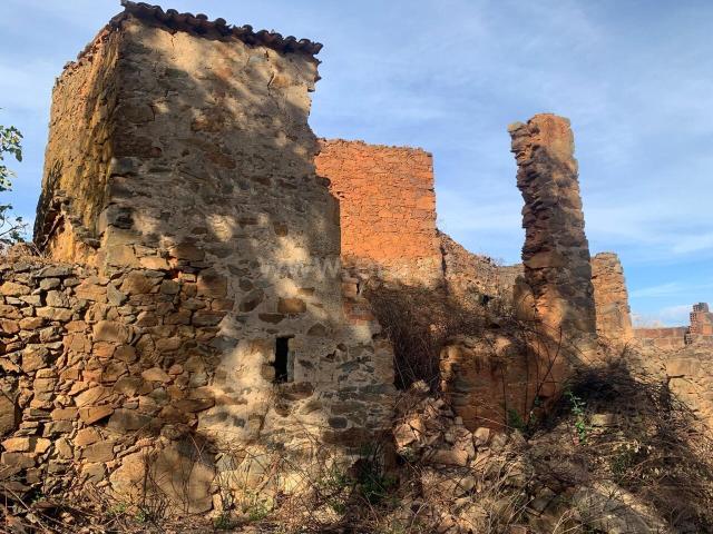 Terreno com ruina T4 / Fundão, Freixial