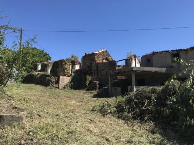 Terreno com ruína e anexo