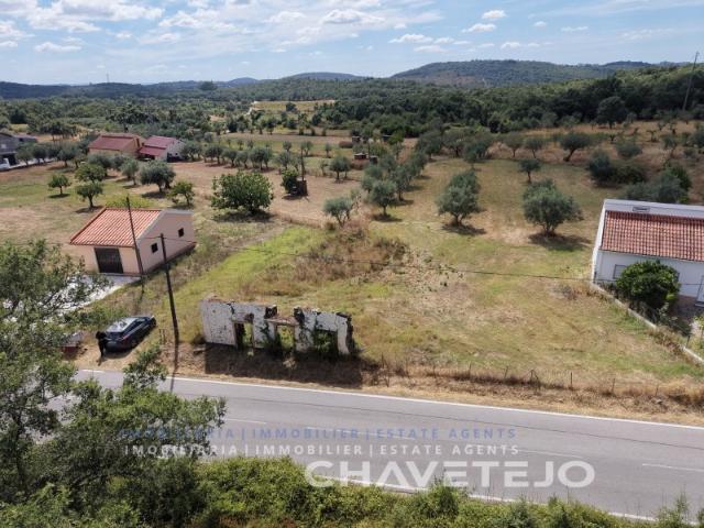 Terreno com ruína e excelente potencial de construção em Areias