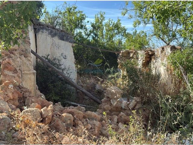 Terreno com Ruína em Cerro do Ouro, Paderne Uma Oportunidade Autêntica no Algarve